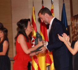 El Príncipe de Asturias y de Girona hace entrega del Premio de la Fundación Príncipe de Girona, en su categoría "Artes y Letras", a Auxiliad